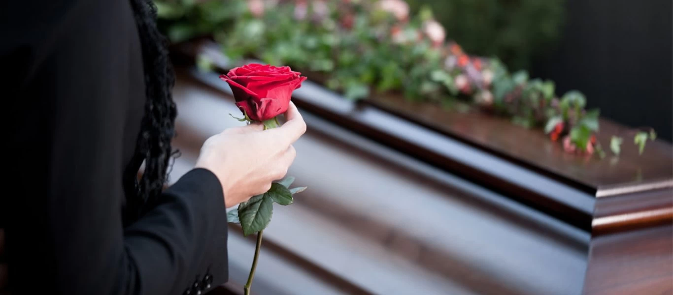 Απίστευτο: Δύο περιπολικά σε μία κηδεία σε χωριό της Ηπείρου για «τήρηση των μέτρων! - Συνέλαβαν τον τελετάρχη!